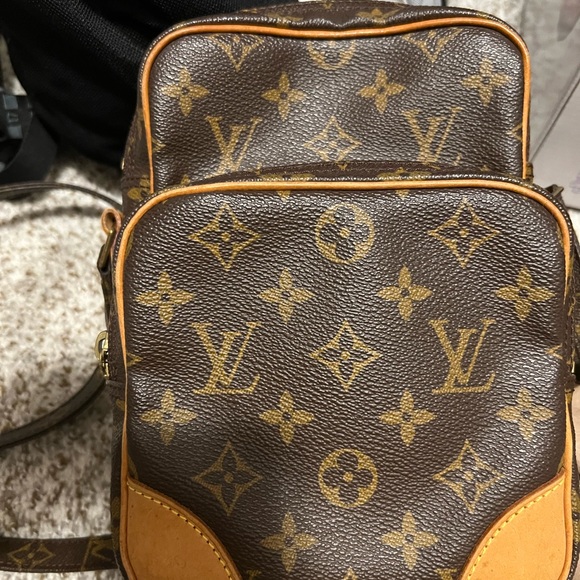 Ladies here’s a beautiful new Louis Vuitton, crossover body purse. - Picture 4 of 6
